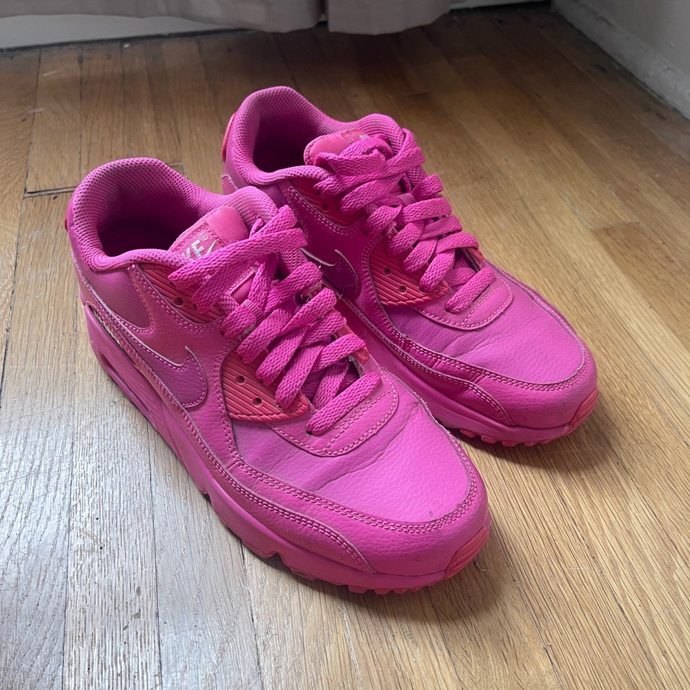 Nike Pink Air Max Sneakers with Retro Design - Picture 5 of 7